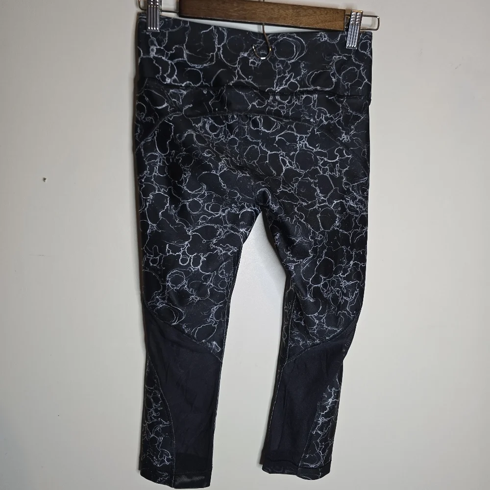 Under Armour Black Marbled Compression Capris Womens Medium - Picture 2 of 5